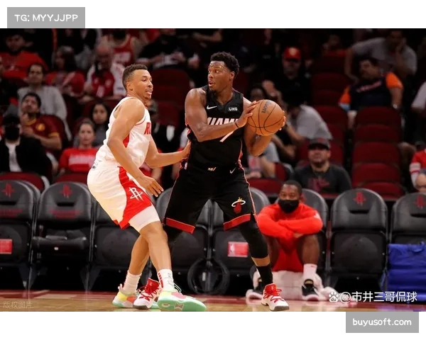 更衣室特写:老将康利向队友讲解如何阅读防守,选择突破或分球